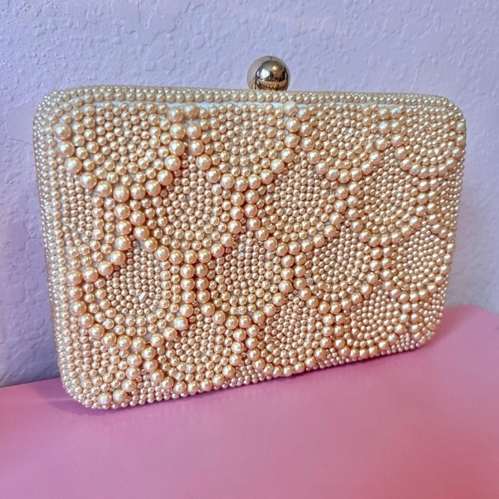 Gold Scallop Pearl Clutch Purse with Detachable Chain - Picture 7 of 12